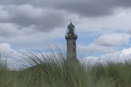 Alter Leuchtturm Warnemünde, im Vordergrund Dünenlandschaft