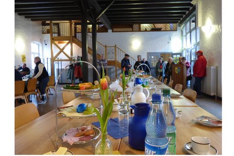 im raum mit den gedeckten tischen treffen personen ein