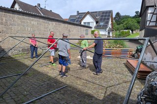 Fleißige Helfer beim Zeltaufbau