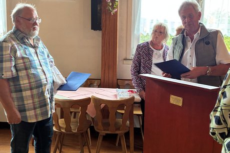 Ernst-August Hannemann &uuml;bergibt die Urkunde an Dieter Kusserow