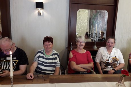 Die Gäste sitzen am Tisch.