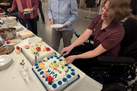 Anschneiden der Torte zum 75. Jubiläum