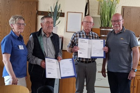 Das Bild zeigt drei Männer und eine Frau. Die beiden Männer in der Mitte wurden für 50 Jahre Mitgliedschaft im Ortsverband geehrt.