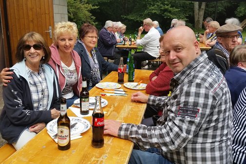 Der Vorsitzende begr&uuml;&szlig;t die G&auml;ste