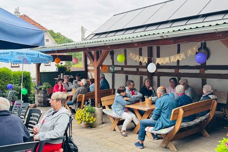 Menschen sitzen im Biergarten