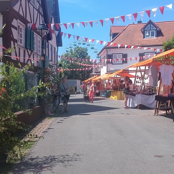 Das Bild zeigt die Bachgasse in der Altstadt von Langen am Ebbelwoifest 2025