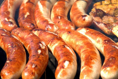 Bratw&uuml;rste auf einem Grill