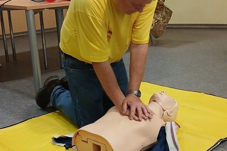 Bernd Marquard von der DLRG demonstriert die Herzdruckmassage
