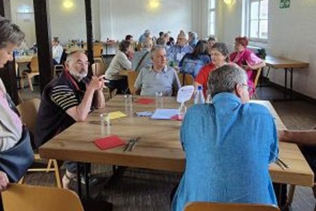 viele personen sitzend in einem raum