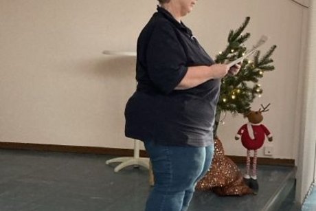 Vorstandsmitglied Karin B&ouml;nsch liest Weihnachtsgeschichten