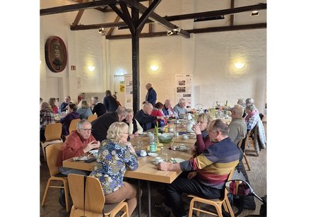 die ersten gespr&auml;che beginnen, die personen am tisch unterhalten sich