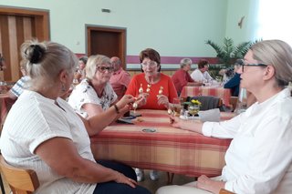 Vier Frauen sitzen am Tisch.