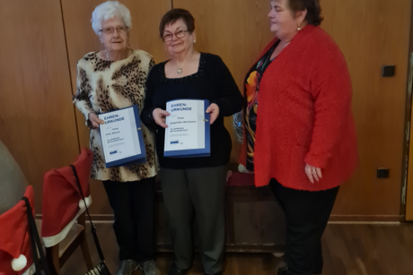Foto - Jubilare Zita Simon, Angelika Hermann und Vorsitzende Annemarie Stuckert