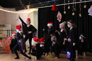 Kindertanzgruppe in weihnachtlichen Kostümen auf der Bühne im Bürgersaal der Galetea-Anlage