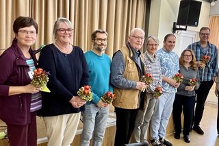 VdK-Vorsitzende Birgit Ulrich (rechts im Bild) begrüßt die diesjährigen Neumitglieder im VdK-Ortsverband Bad Nauheim mit einem kleinen Blumenstrauß.