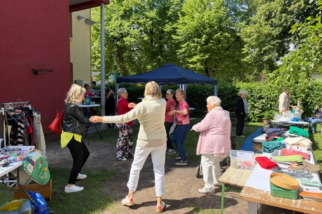 Flohmarkt im Au&szlig;engel&auml;nde der Hainstra&szlig;e 8