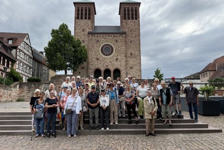 Alle Teilnehmer des Ausfugs vor der Kirche St. Georg