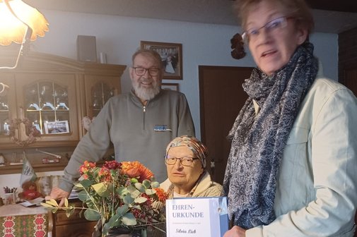 &Uuml;berreichen der Ehrenurkunde von links Otto Kramwinkel, Silvia Lieb, Carola Kaboth-Schneider