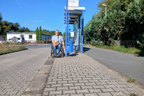 Das Bild zeigt Hermann Roth an der Haltestelle in der Steubenstrasse im Stadtteil Neurott. Mit Rollator oder Rollstuhl ist zu wenig Platz.