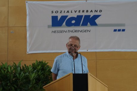 Der VdK Bezirksvorsitzende spricht Grüße und Glückwünsche aus für den Landesvorstand, den Bezirksvorstand und den Kreisvorstand.