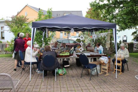 Die Klöpplerinnen von Mühlhausen bei der Arbeit