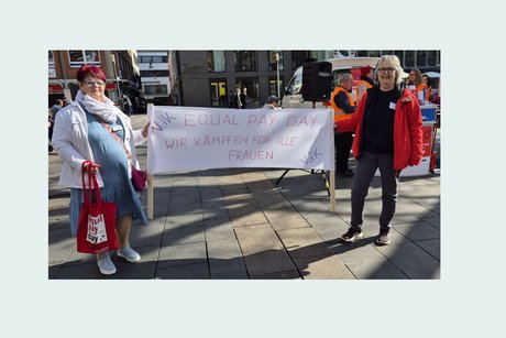 Inge-Lore Steinmetz und Christine Pfeiffer halten ein Plakat