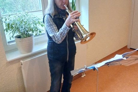 Heidrun Braun mit ihrer Trompete