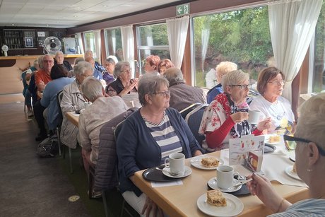 Kaffeeklatsch an Bord des Ausflugsschiffs im Unterdeck
