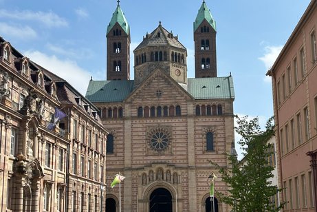 Das Bild zeigt den Dom zu Speyer aus Richtung der Maximilianstraße