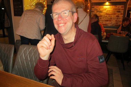 Strahlender, junger Mann