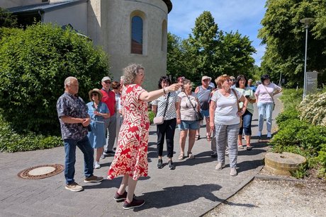 Menschen im Klostergarten