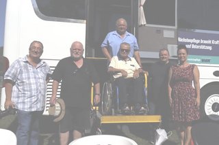 Auf dem Foto sehen Sie von links: Alfons Lachmann, Helmut Müller, den Busfahrer Hans-Jürgen Schulrabe, Wilhelm Beck im Rollstuhl, Achim Garde und Verena Campbell.