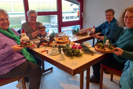 Pr&auml;sentation der geschaffenen Weihnachtsgestecke