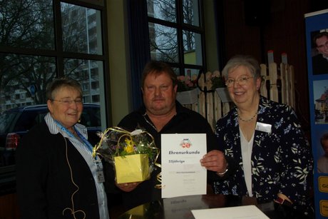 Frau Da Corte, Herr Jörg Schachtebeck und Frau Müller stehen zusammen