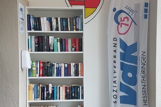 Bücherschrank im Eingangsbereich unseres Büros