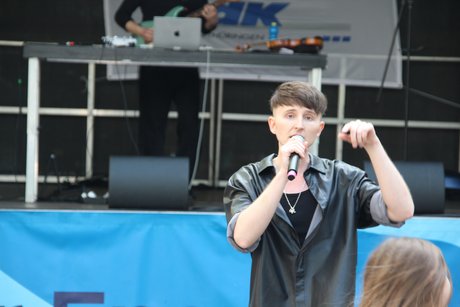 Maksim mit Mikro vor der Bühne