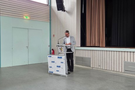 Burgmeister Ginsheim-Gustavsburg Thorsten Siehr hält seine Rede und betont die Wichtigkeit des VdK