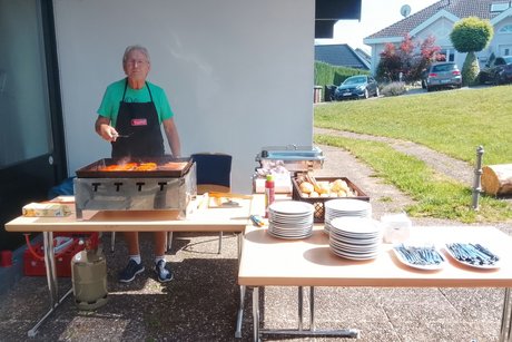 Gerdi Hauck bereitete unterdessen die W&uuml;rstchen und Steaks vor