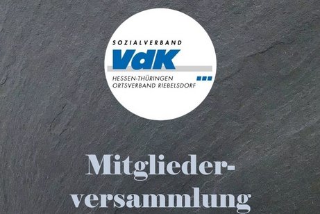 Das Bild zeigt als Hintergrund eine Schiefertafel, im Vordergrund das VdK Wappen des Ortsvereins Riebelsdorf, mit dem Zusatztext "Hinweis auf die Veranstaltung!