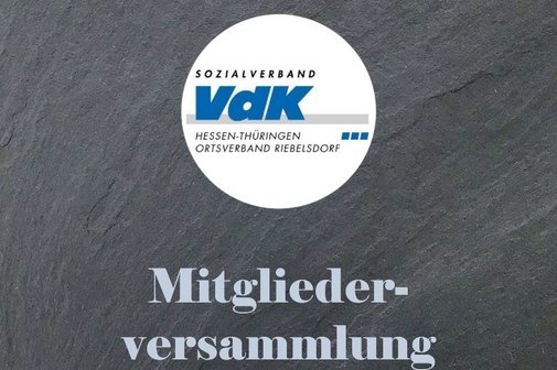Das Bild zeigt als Hintergrund eine Schiefertafel, im Vordergrund das VdK Wappen des Ortsvereins Riebelsdorf, mit dem Zusatztext "Hinweis auf die Veranstaltung!