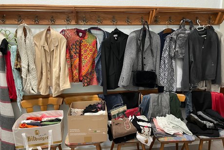 Selbst die Garderobe im Flur wurde als Verkaufsstand für Kleidung umgestaltet