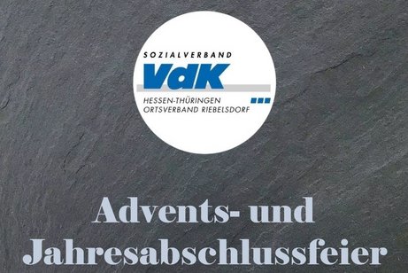 Das Bild zeigt als Hintergrund eine Schiefertafel, im Vordergrund das VdK Wappen des Ortsvereins Riebelsdorf, mit dem Zusatztext "Hinweis auf die Veranstaltung!