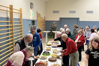 Das Kuchen - Buffet ist eröffnet.