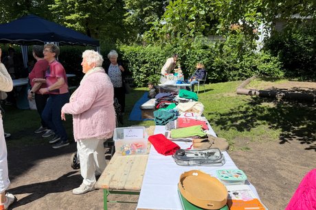 Flohmarkt im Au&szlig;engel&auml;nde der Hainstra&szlig;e 8