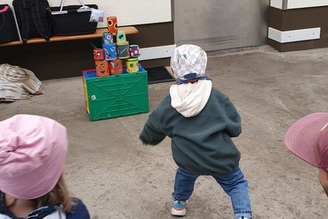 Kinder beim Wurfspiel