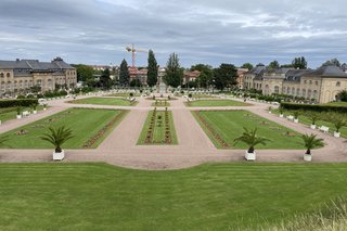 Orangerie mit kunstvoll angelegten Rabatten und Blumenbeeten