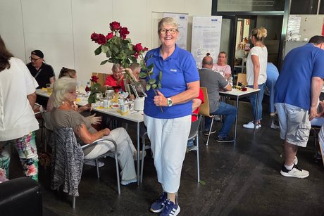 75 Jahrfeier des VDK OV-Mörfelden Silvia Randolph, Vertreterin der Frauen verteilt Rosen an die Frauen im Saal