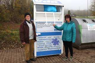 Der Altkleidercontainer mit dem VdK-Logo am Festplatz im Hochstättenweg.