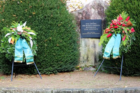 Ehrenmal mit Kr&auml;nzen