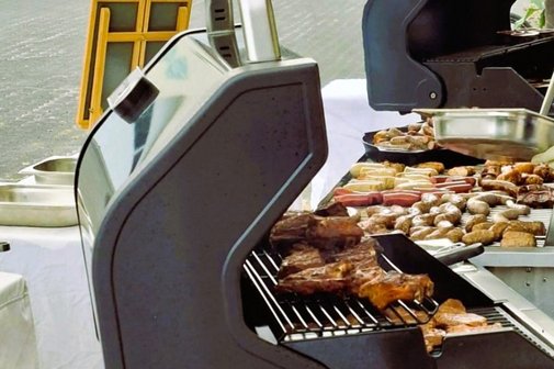 W&uuml;rste und Fleisch auf dem Grill